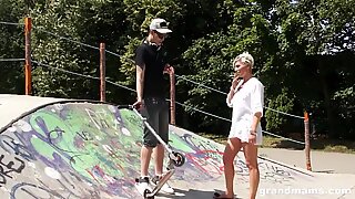 Hete oude getatoeëerde slet neukt een harde jonge skateboarder