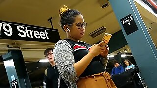 Imut gemuk filipina gadis dengan kaca mata menunggu kereta
