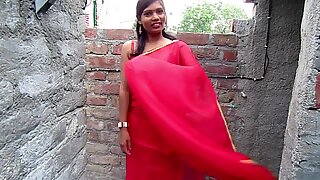 Seksi bir tarzda sıcak yenge sari, kırmızı renkli saree hareket