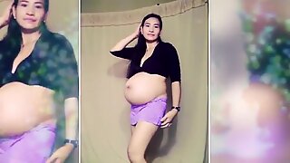 Bébé enceinte dansant et taquin