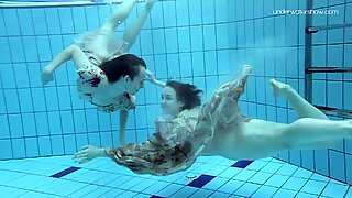 Anna Netrebko und Lada Poheshuk Unterwasser Lesbos