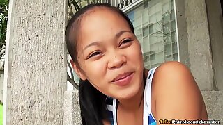 Fræk asiatisk teenager har sin stram fisse cremet af turist