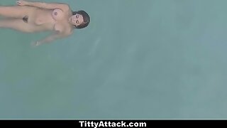 Teamskeet - kaunis povekas brunette perseestä uima-allas