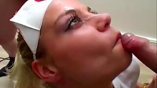 Sexy uk blondine tiener neemt spuitsel in haar debuut bukkake